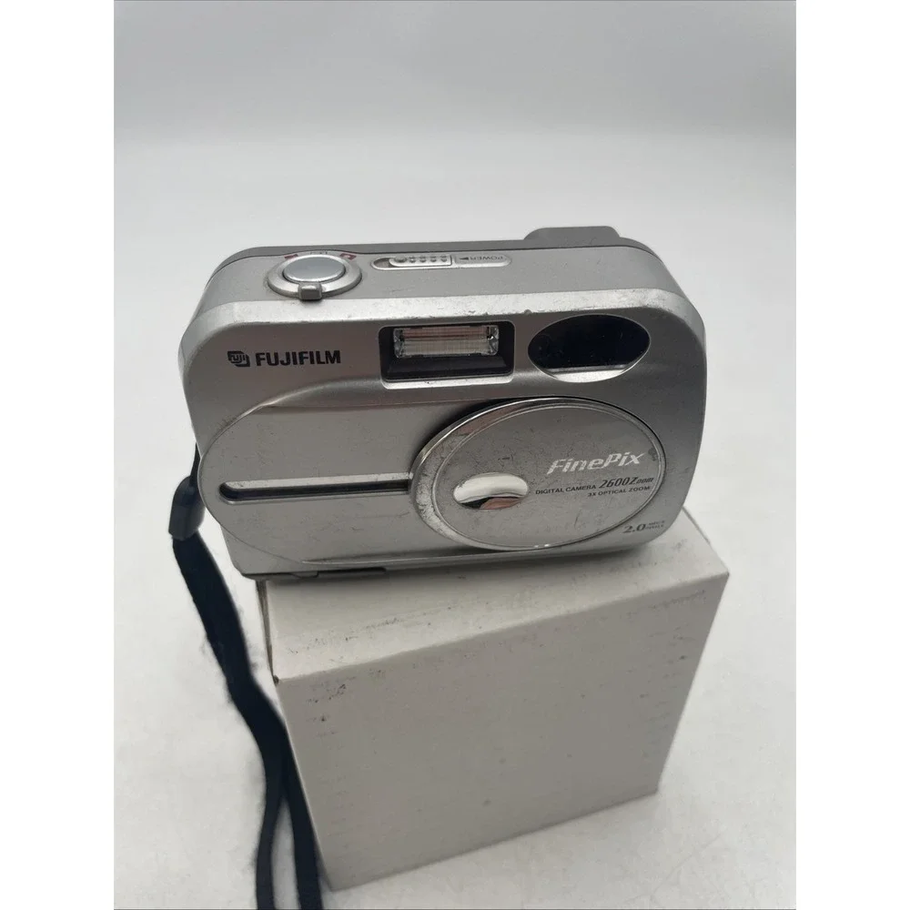 Fujifilm FinePix 2600 Zoom Digital Camera 3X Optical Zoom+Battery+MemCard-READ